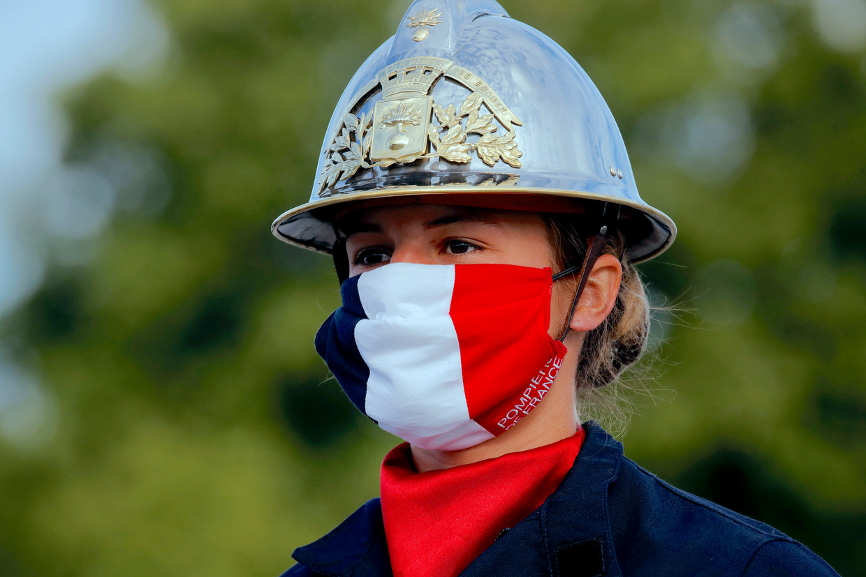 Een betoger op de Champs Elysées in Parijs.  Beeld AP
