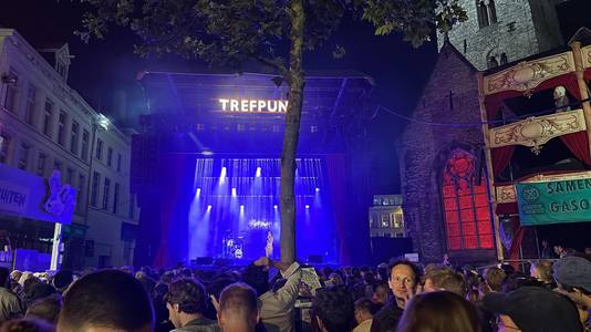 Trefpunt Blu Samu on stage.