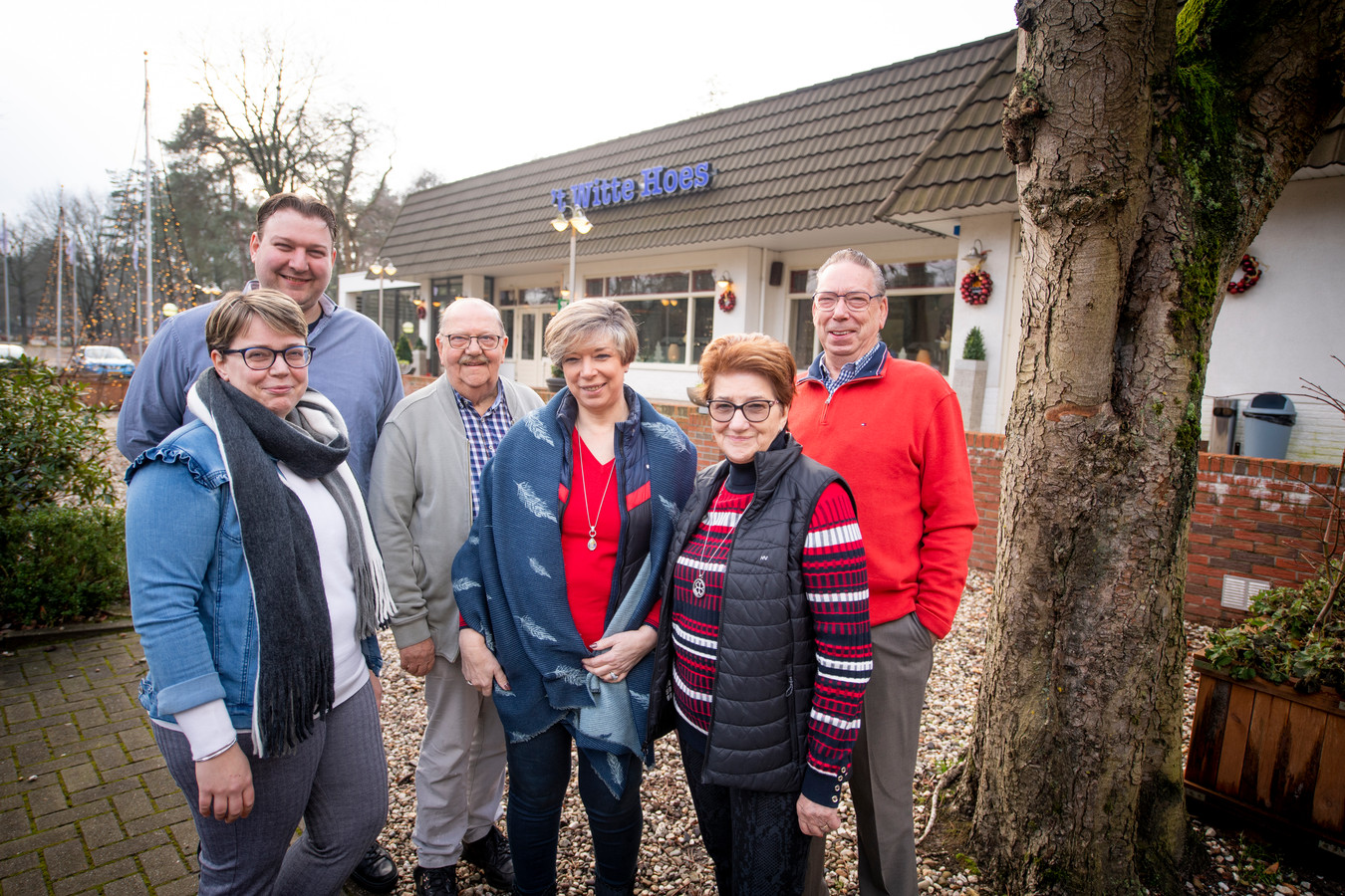 Discreet hoekpunt onderschrift Familie Hogenboom-Gorter van 't Witte Hoes bij Rijssen verknocht aan plek:  'al onze herinneringen liggen in de zaak' | Foto | tubantia.nl