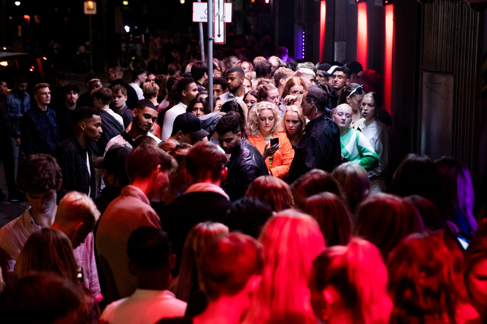 Bezoekers van een nachtclub in Kopenhagen hoeven geen afstand meer te houden omdat de beperkende maatregelen zijn opgeheven.  Beeld Hollandse Hoogte / EPA