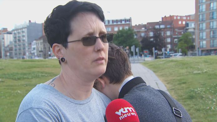Een groep jongeren uit Sint-Jans-Molenbeek heeft zaterdagavond een familie aangevallen die naar de Pride in Brussel was gegaan: een transgenderjongen van 13, zijn zus en zijn moeder. Ze werden eerst uitgescholden, en daarna ook fysiek aangevallen. De politie heeft drie verdachten opgepakt.