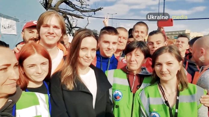 Angelina Jolie poseert met Oekraïense hulpverleners.