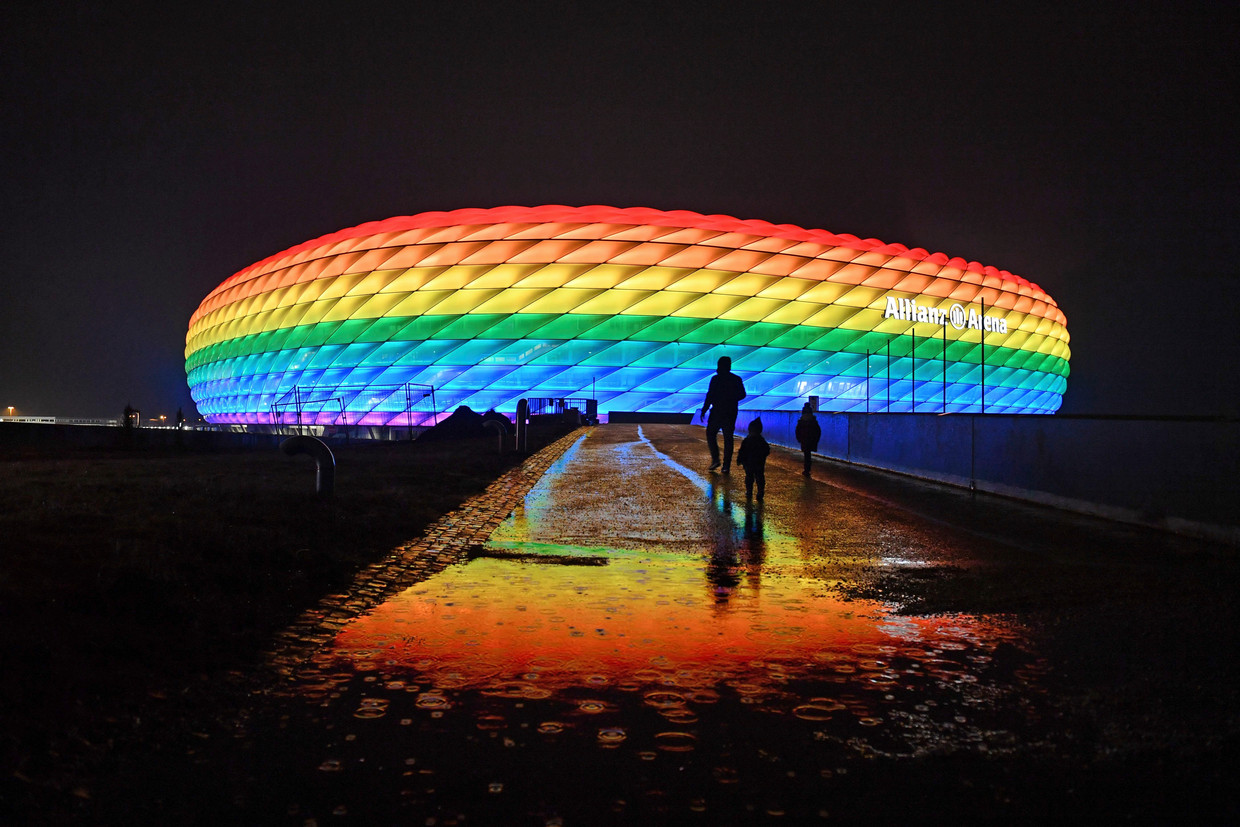 In januari sierde de regenboogvlag al eens de Allianz Arena in München.  Beeld Reporters / DPA