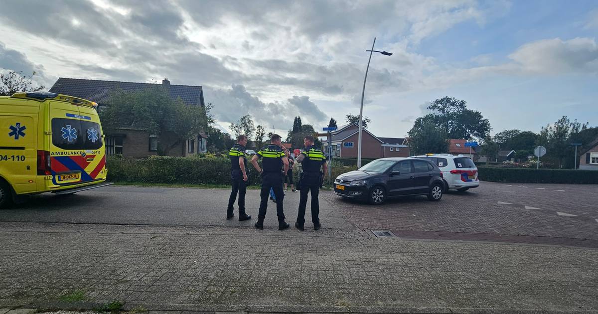 Fietser gewond naar het ziekenhuis na aanrijding met auto in Rouveen.