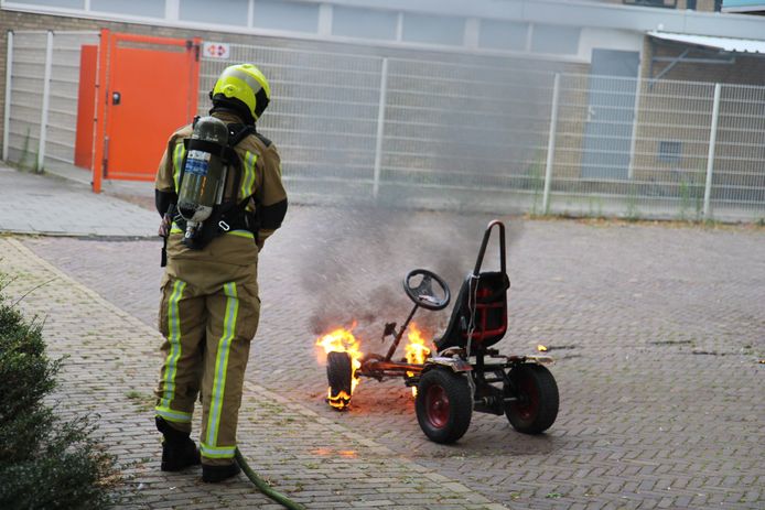 De brandweer kwam aanvankelijk op een voertuigbrand af in Delft. Al snel bleek het mee te vallen: er stond slechts een skelter in lichterlaaie.