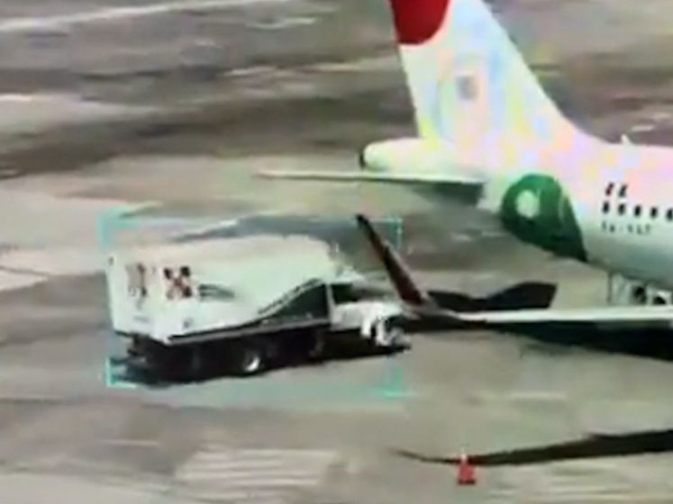 Truck botst tegen vol vliegtuig in Mexico-Stad
