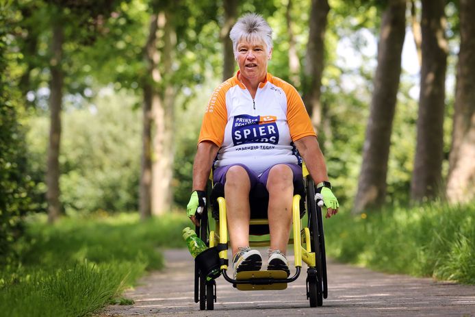 Karin de Leeuw (58) uit Bavel gaat zaterdag 25 juli 24 uur achtereen rondjes rijden in haar rolstoel om geld op te halen voor het Prinses Beatrix Spierfonds, zodat er meer onderzoek gedaan kan worden naar zeldzame, progressieve spierziekten.