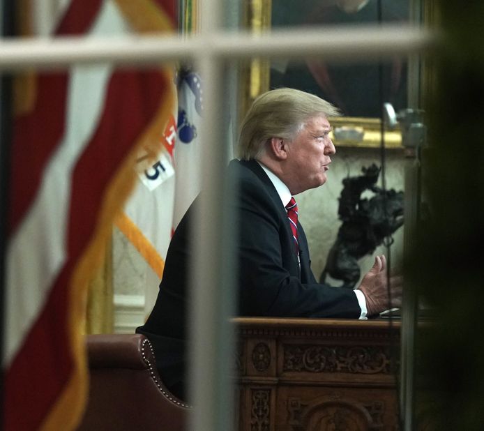 De Amerikaanse president Trump tijdens zijn toespraak aan de natie vanuit het Oval Office.