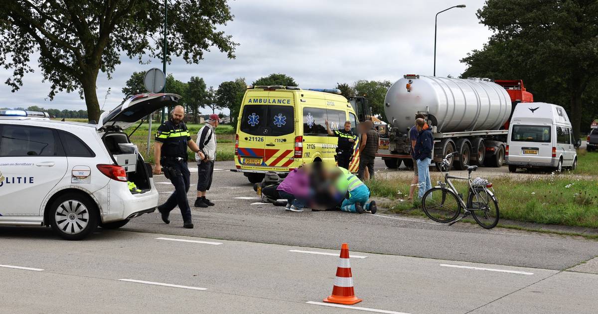 Motorrijdster gewond bij aanrijding met vrachtwagen op N277.