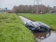 Auto raakt te water langs de A12 tussen Harmelen en Woerden