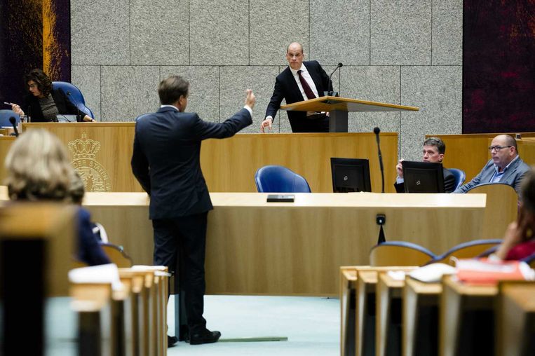 D66-leider Pechtold tegenover PvdA-leider Samsom in de Kamer. Beeld anp
