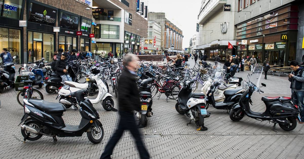 Den Haag wil scooters weren uit Grote Marktstraat Den Haag AD.nl