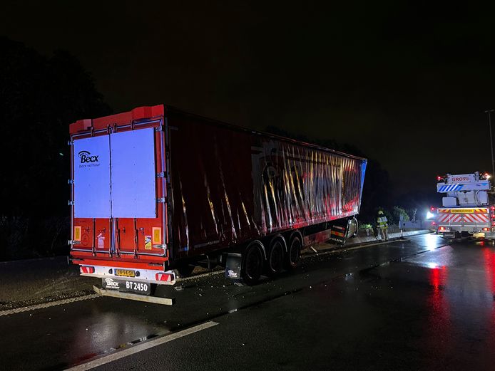 Een vrachtwagen ging vrijdagnacht door de middenberm en versperde urenlang minstens twee rijstroken.