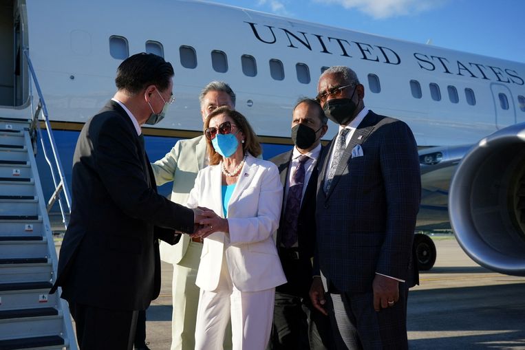 Nancy Pelosi spreekt met de Taiwanese minister van Buitenlandse Zaken Joseph Wu, voordat ze weer in het vliegtuig stapt. Beeld REUTERS