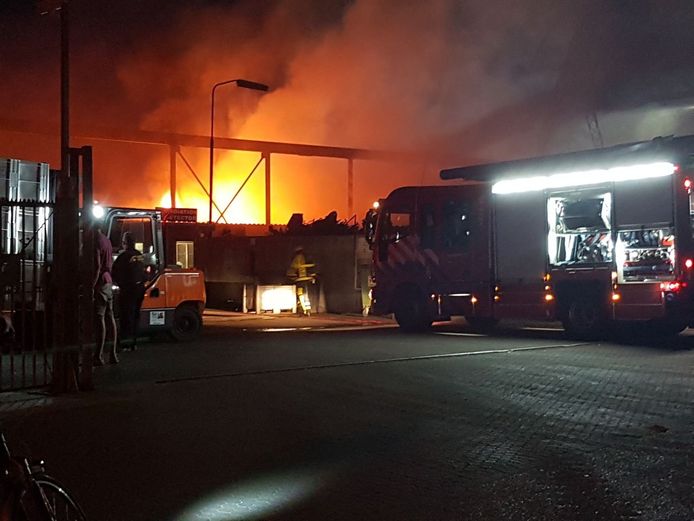 Brand bij afvalverwerker Ter Horst in Varsseveld laait opnieuw op