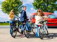 Verkeer raast net langs dit huis, dus vrezen Leonie en haar kinderen voor hun leven bij elke oversteek
