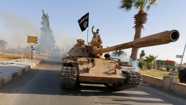 IS-strijders patrouilleren door de straten van Raqqa. Beeld reuters