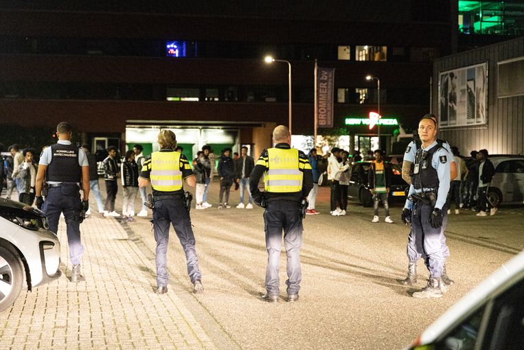 Politie grijpt in bij hevige rellen tijdens een Eritrees feest in een partycentrum in Amstelveen in oktober 2022. Beeld VLN NIEUWS
