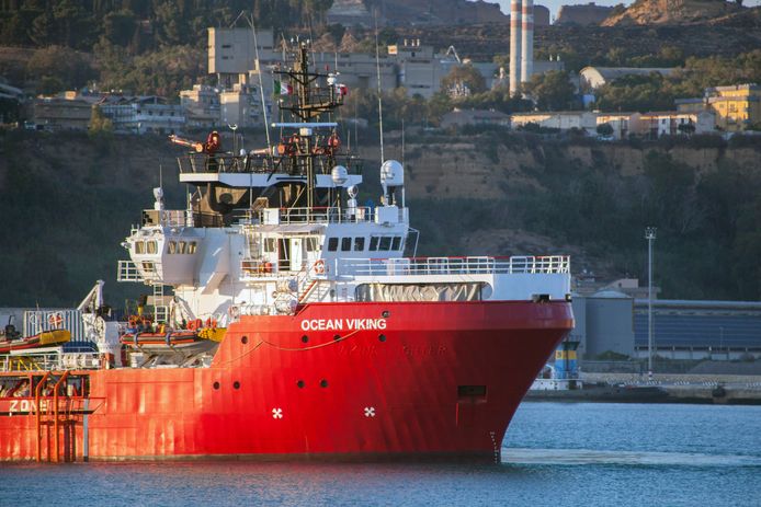 De Ocean Viking ligt aangemeerd in de haven van Porto Empedocle.