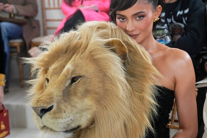 Kylie Jenner in haar leeuwenjurk.