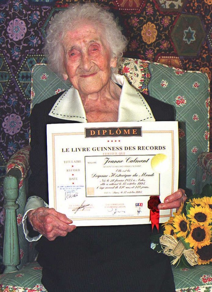 Jeanne Calment poseert in 1995 met een certificaat van het Guiness Book of Records.