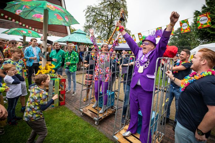Jan Kanter en Ria Beuvink mogen zich het eerste zomergravenpaar van De Markloawen noemen. Het stel presenteerde zich zondag aan het publiek in de tuin van Hotel 't Landhuis.