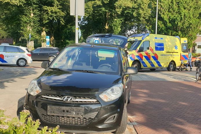 De wielrenner kwam in botsing met een auto.