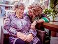 Moeder Nellie Dielemans en dochter Gertie van Hout in zorgcentrum Hof van Bethanië in Mierlo.