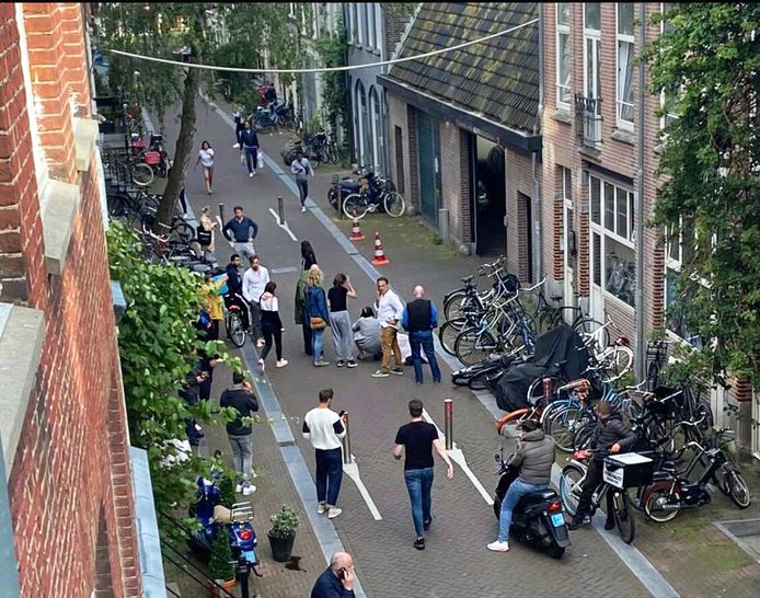 Omwonenden en voorbijgangers in de Lange Leidsedwarsstraat ontfermen zich over Peter R. de Vries nadat hij werd neergeschoten.