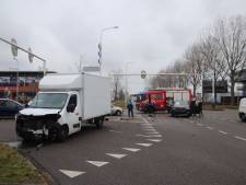 Auto’s botsen pal voor brandweerkazerne in Zwolle