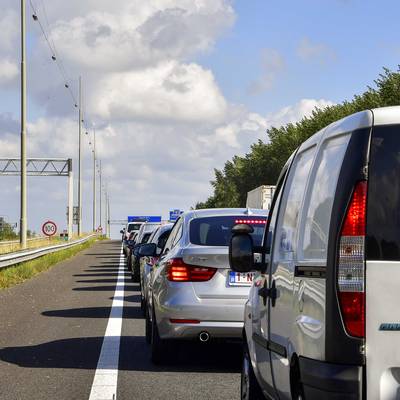 Ongeluk met meerdere auto's bij knooppunt Zonzeel op de A16