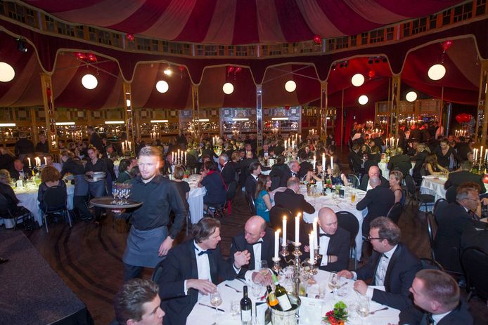 Op de jaarlijkse gala-avond bij Helmond Sport wordt traditiegetrouw het nodige sponsorgeld opgehaald.