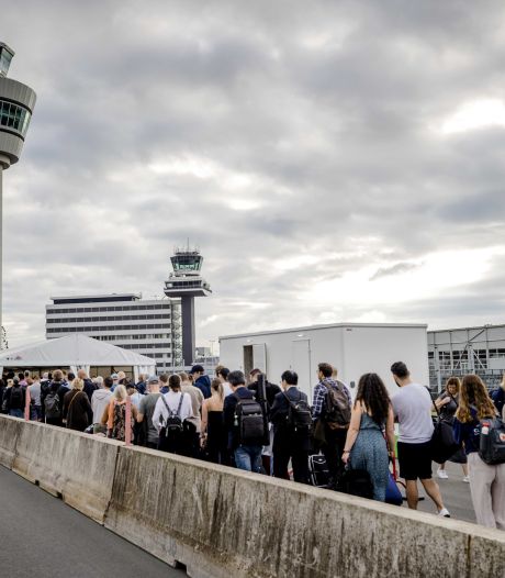 Claimclubs: ‘uitzonderlijke’ zomer op Schiphol, ‘nog nooit zo veel geannuleerde vluchten’