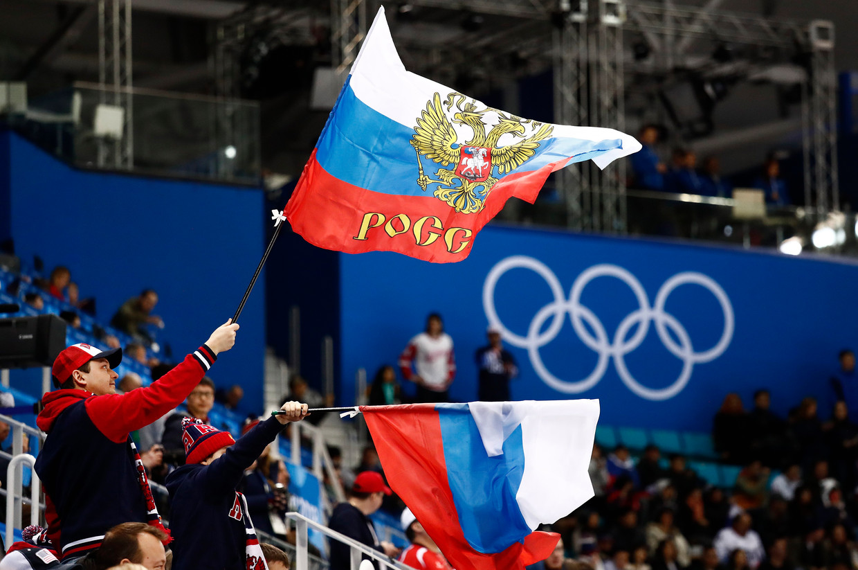 Russische fans zwaaien met hun vlag tijdens de Olympische Winterspelen van Pyeongchang in 2018. Beeld EPA