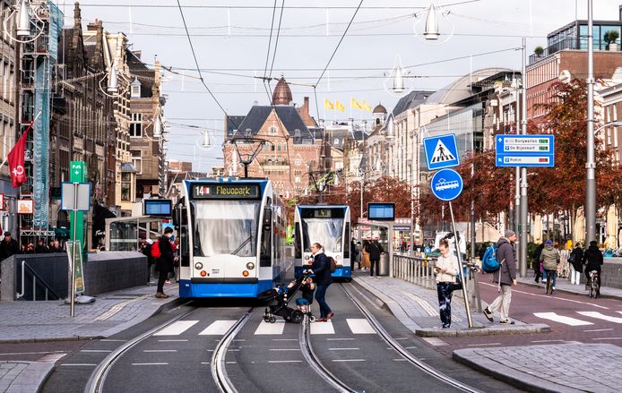 Trams van de GVB rijden over het Rokin in hartje Amsterdam.