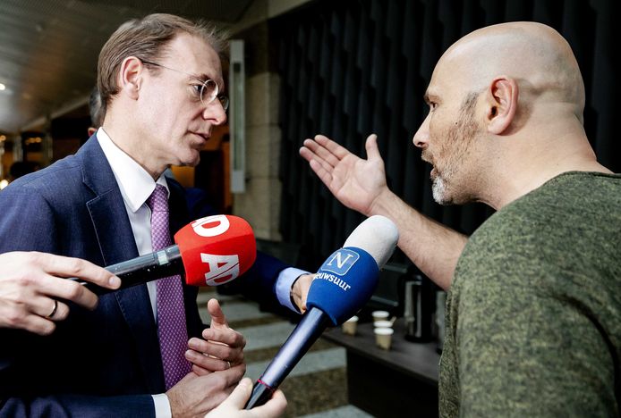 Staatssecretaris Menno Snel van Financiën in gesprek met vader Roger in de pauze van een in 2019 gehouden debat over de toeslagenaffaire. Eerder op de dag schreeuwde hij vanaf de publieke tribune: "Mijn hele leven is naar de klote.”