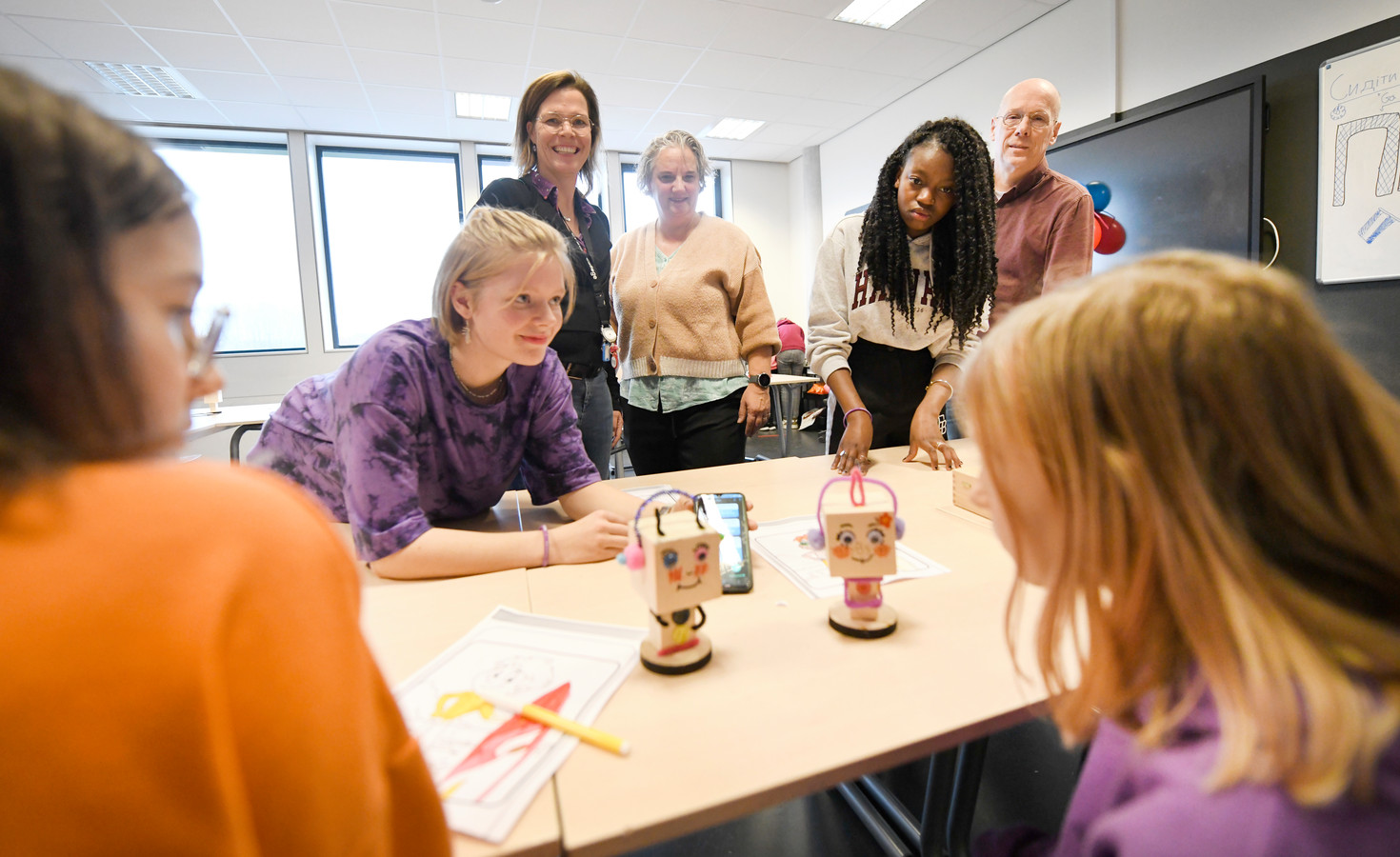 Oekraïense kinderen waren vrijdag op het C.T. Stork College. De kinderen mochten niet herkenbar op de foto. Aan de overkant van de tafel v.l.n.r. Iris ter Meulen, Liset Kolsté, Nicole de Mönnink, Sassa Eduards en Benno Hams.