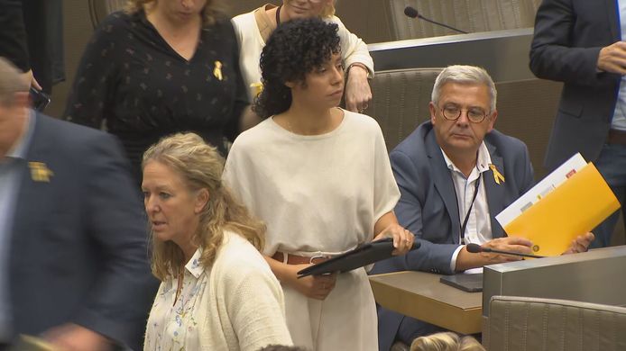 Sihame El Kaouakibi bij haar verrassende terugkeer in het Vlaams Parlement.