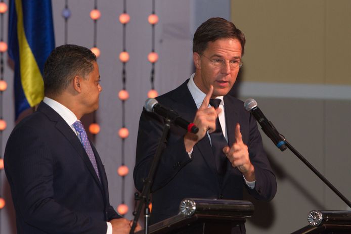 De Nederlandse premier Mark Rutte en de premier van Curaçao, Eugene Rhuggenaath.