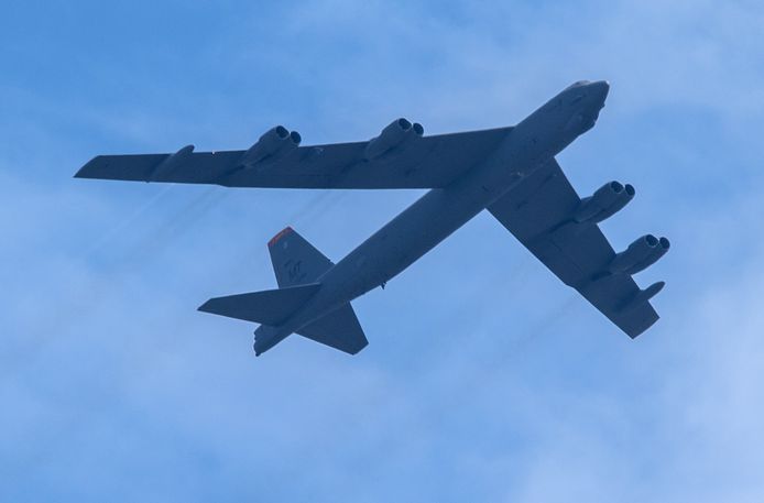 Un B-52 de l'armée américaine au-dessus de Skopje (Macédoine du Nord)