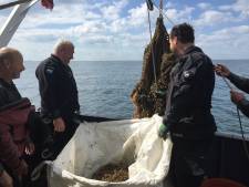 Duikers halen met ballonnen 8 ton afval van scheepswrak SS Kilmore boven water: “Opletten dat we niet meedogenloos mee naar boven gezogen werden”