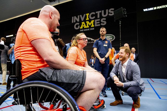 Prins Harry begroet atleten tijdens de presentatie van The Invictus Games.