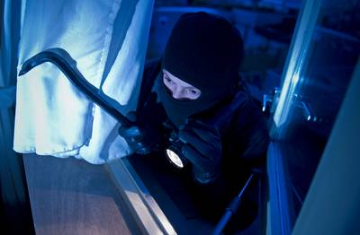 Vier gemaskerde mannen overvallen middenin de nacht woning bij Denekamp, verdachten spoorloos