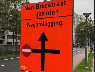 Oeps, foutje. Van Breestraat in Antwerpen blijkt ... gestolen op wegwijzer
