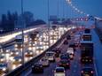 Auto's staan op de A20 in de file tijdens een drukke ochtendspits.