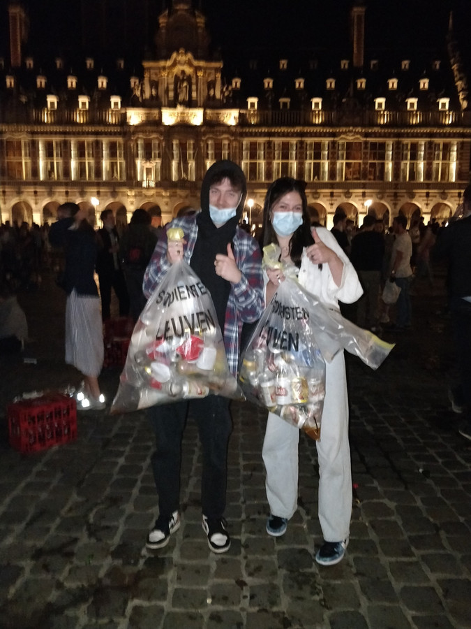 Leuvense Studenten Helpen Mee Ladeuzeplein Proper Maken Overgrote