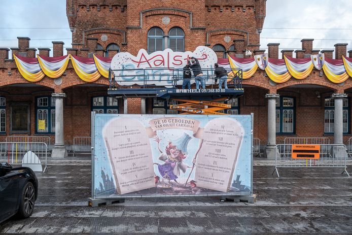 Het station van Aalst is al bijna klaar voor Aalst carnaval.