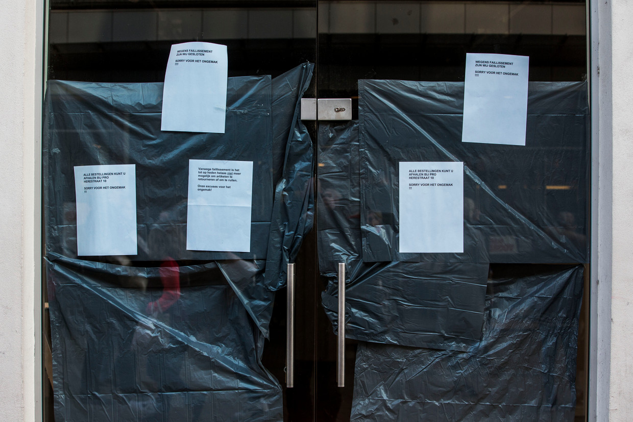 Een dichtplakt leegstaand winkelpand in de Groningse Herestraat.