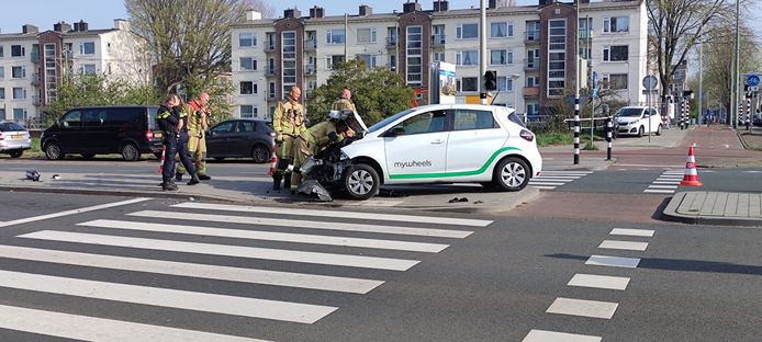 De brandweer werd gealarmeerd voor de botsing tegen de verkeerspaal.