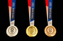 Vlnr: De zilveren, gouden en bronzen medailles voor Tokio.